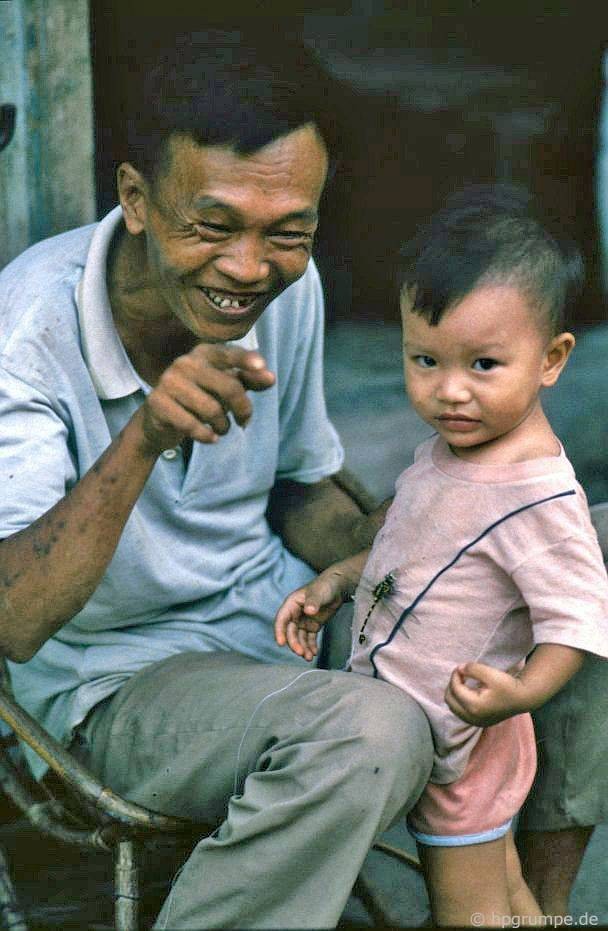 Ông và cháu, em bé chơi cùng một con chuồn chuồn, Hà Nội 1992.